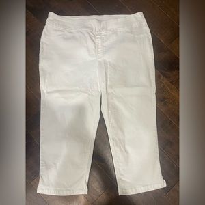 CHICOS Size-3 16 Perfect Stretch pull on white capris pants